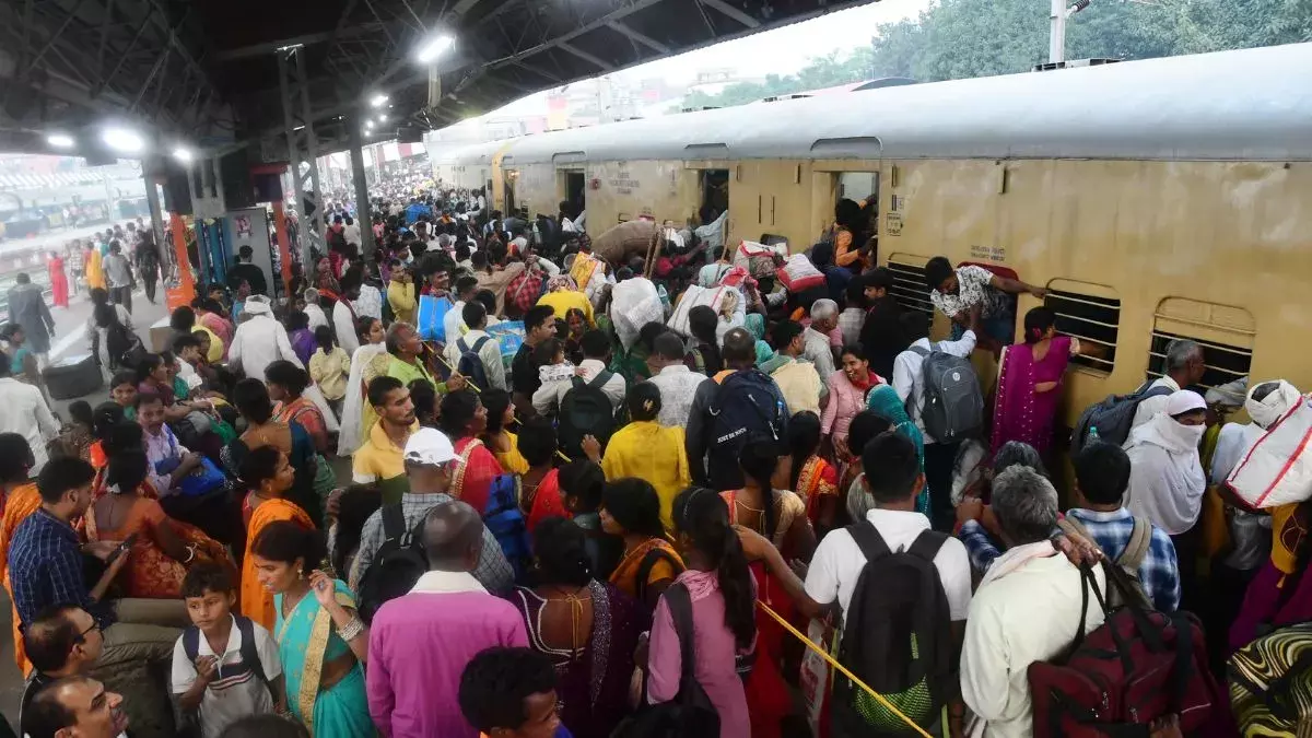 Patna: बिहार चुनाव में वोटरों को ट्रेन टिकट, AAP ने लगाई तीखी आलोचना Patna: बिहार चुनाव में वोटरों को ट्रेन टिकट, AAP ने लगाई तीखी आलोचना