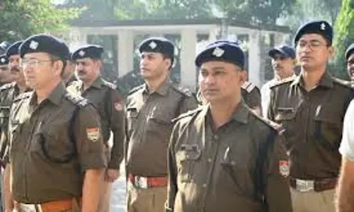 Haridwar: वंदे मातरम पर पुलिस का उत्साही प्रदर्शन Haridwar: वंदे मातरम पर पुलिस का उत्साही प्रदर्शन