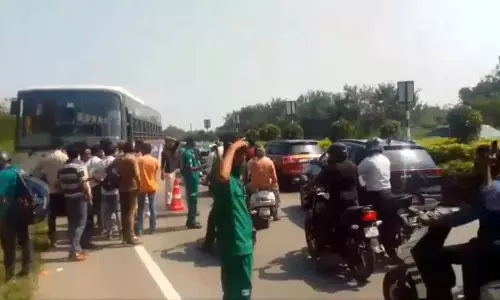 RTC बस ने कार को ओवरटेक किया और दूसरी तरफ जा घुसी RTC बस ने कार को ओवरटेक किया और दूसरी तरफ जा घुसी