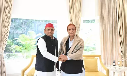 Lucknow में अखिलेश यादव से मिले आजम खान, सियासी हलचल तेज Lucknow में अखिलेश यादव से मिले आजम खान, सियासी हलचल तेज
