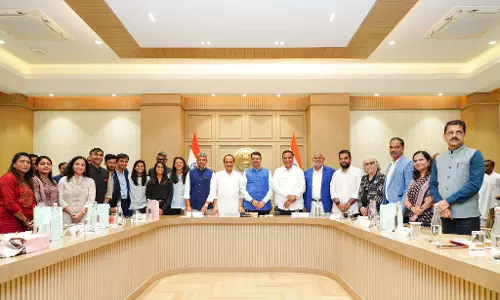 महाराष्ट्र: मुख्यमंत्री देवेंद्र फडणवीस ने स्मृति मंधाना, जेमिमा रोड्रिग्स और राधा यादव को सम्मानित किया