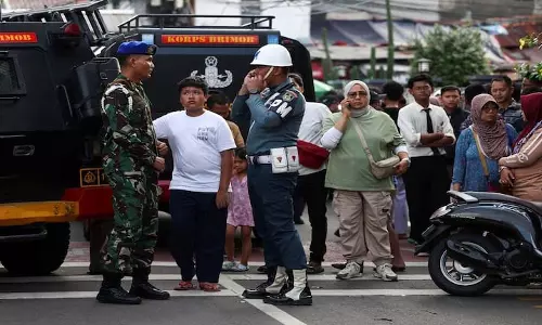 Indonesia के एक हाई स्कूल में मस्जिद के पास हुए कई विस्फोटों में 54 लोग घायल Indonesia के एक हाई स्कूल में मस्जिद के पास हुए कई विस्फोटों में 54 लोग घायल
