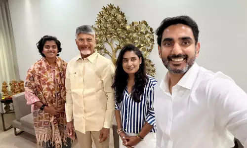 महिला विश्व कप विजेता टीम की सदस्य श्री चरणी ने सीएम नायडू से मुलाकात की महिला विश्व कप विजेता टीम की सदस्य श्री चरणी ने सीएम नायडू से मुलाकात की