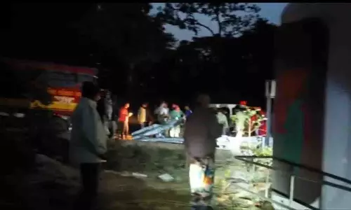 कलिंगा घाट पर बारगढ़-बरहामपुर बस पलटने से एक व्यक्ति की मौत कलिंगा घाट पर बारगढ़-बरहामपुर बस पलटने से एक व्यक्ति की मौत