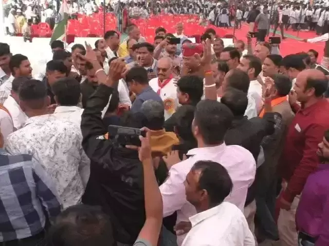 Bharatpur: सुरेश रावत के कार्यक्रम में हंगामा, प्रशासन पर किया प्रदर्शन Bharatpur: सुरेश रावत के कार्यक्रम में हंगामा, प्रशासन पर किया प्रदर्शन