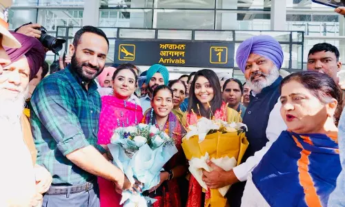 World Cup जीतने वाले दो क्रिकेटरों का पंजाब पहुंचने पर गर्मजोशी से स्वागत World Cup जीतने वाले दो क्रिकेटरों का पंजाब पहुंचने पर गर्मजोशी से स्वागत
