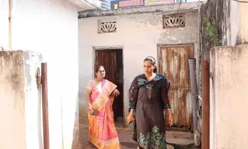 संगारेड्डी कलेक्टर ने खराब सफाई के चलते प्रधानाध्यापिका को निलंबित किया संगारेड्डी कलेक्टर ने खराब सफाई के चलते प्रधानाध्यापिका को निलंबित किया
