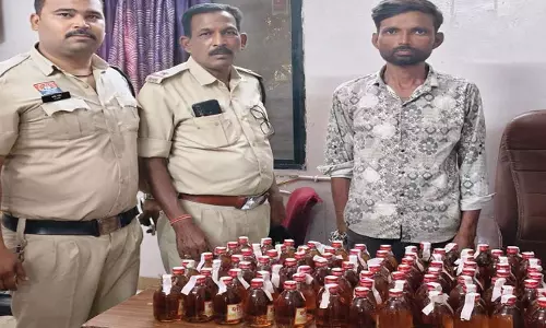 Raipur Breaking: 89 पौव्वा देशी मसाला शराब के साथ निगरानी बदमाश गिरफ्तार Raipur Breaking: 89 पौव्वा देशी मसाला शराब के साथ निगरानी बदमाश गिरफ्तार