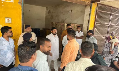 भाठागांव में प्रीमियम अंग्रेजी शराब दुकान का विरोध भाठागांव में प्रीमियम अंग्रेजी शराब दुकान का विरोध