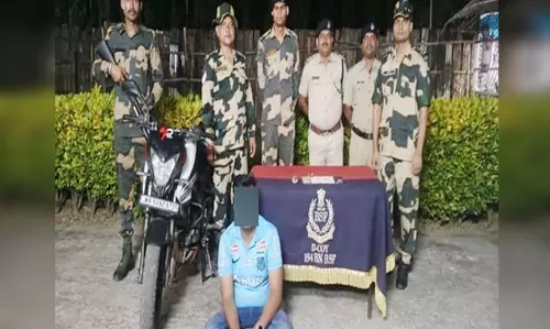 BSF, RPF ने तस्कर को किया गिरफ्तार, 30 लाख का सोना जब्त BSF, RPF ने तस्कर को किया गिरफ्तार, 30 लाख का सोना जब्त