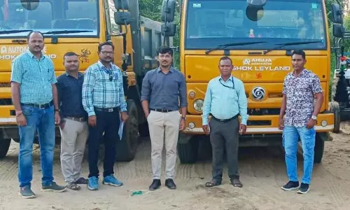 Tehsildar ने रेत से भरे ट्रक को रोका, चेहरा रूमाल से ढका