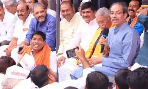 सरकार आपको धोखा दे रही है, Uddhav Thackeray ने किसानों से कार्रवाई करने का आग्रह किया