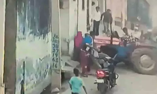 UP के बिजनौर में ट्रैक्टर ने 8 साल के बच्चे को कुचलकर मार डाला UP के बिजनौर में ट्रैक्टर ने 8 साल के बच्चे को कुचलकर मार डाला