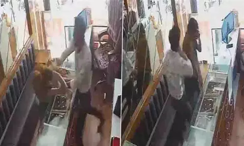 रानीप में जौहरी पर मिर्च पाउडर से हमला, महिला लुटेरी पर बरसे वार रानीप में जौहरी पर मिर्च पाउडर से हमला, महिला लुटेरी पर बरसे वार