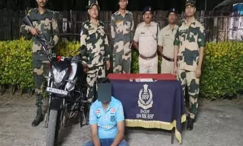 BSF, आरपीएफ ने तस्कर को किया गिरफ्तार, 30 लाख रुपए का सोना जब्त BSF, आरपीएफ ने तस्कर को किया गिरफ्तार, 30 लाख रुपए का सोना जब्त