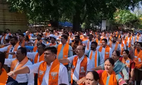 गुजरात: BJP नेताओं ने वंदे मातरम की 150वीं वर्षगांठ पर गीत गाया गुजरात: BJP नेताओं ने वंदे मातरम की 150वीं वर्षगांठ पर गीत गाया