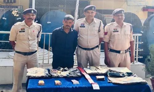 फर्जी थाना प्रभारी गिरफ्तार, वर्दी, नेमप्लेट और पुलिसिया अंदाज से की थी लाखों की ठगी