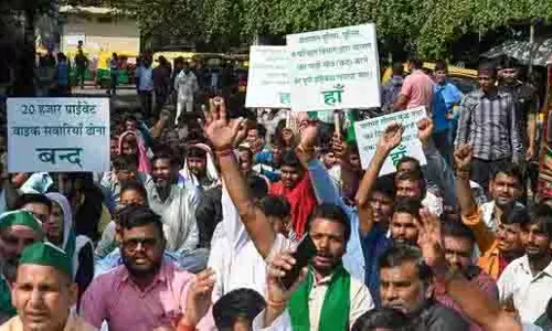 Noida: ऑटो चालकों ने अवैध बाइक टैक्सियों और ई-रिक्शा का विरोध किया