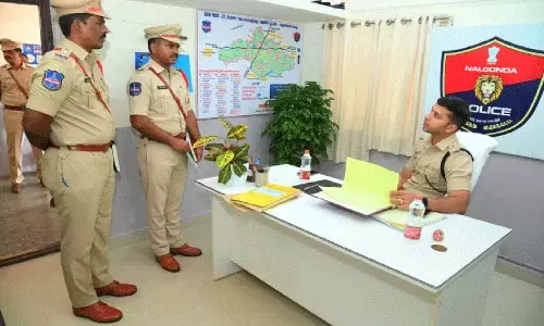 ग्राम पुलिस अधिकारियों को लोगों से बातचीत करनी चाहिए: एसपी Sharat Chandra Pawar ग्राम पुलिस अधिकारियों को लोगों से बातचीत करनी चाहिए: एसपी Sharat Chandra Pawar