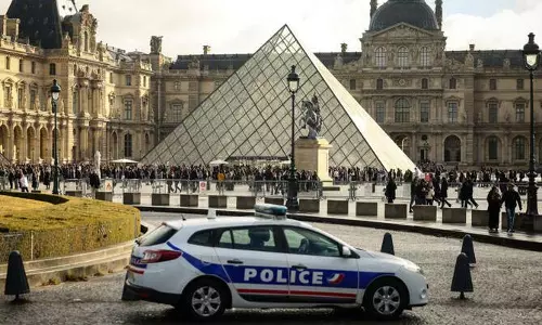 लूव्र चोरी गहनों का विदेशी इतिहास उजागर, Europe में संग्रह की उत्पत्ति पर सवाल