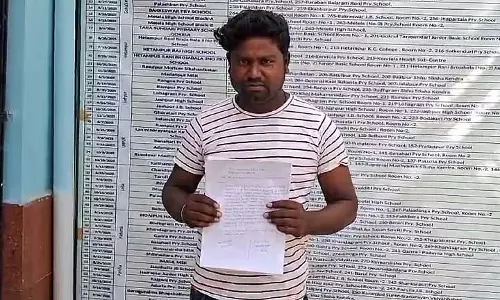 तृणमूल-भाजपा की रस्साकशी, प्रोसेनजीत BDO कार्यालय की ओर भागे तृणमूल-भाजपा की रस्साकशी, प्रोसेनजीत BDO कार्यालय की ओर भागे