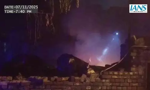 फेज 2 के गोदाम में लगी आग, दमकल और सुरक्षा बल नियंत्रण में लगे फेज 2 के गोदाम में लगी आग, दमकल और सुरक्षा बल नियंत्रण में लगे