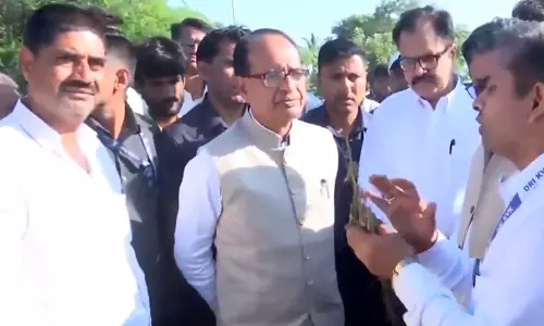 केंद्रीय मंत्री शिवराज सिंह चौहान ने Maharashtra में बाढ़ प्रभावित खेतों का किया दौरा