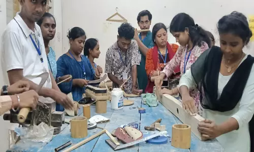 NEP 2020 इंटर्नशिप के तहत संगीत के छात्रों ने सीखी बांस के वाद्ययंत्र बनाने की कला