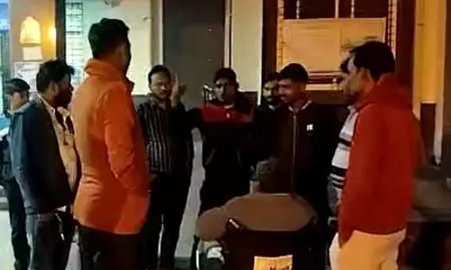 पुलिसकर्मी की लापरवाही से हादसा, एक की मौत, चार गंभीर पुलिसकर्मी की लापरवाही से हादसा, एक की मौत, चार गंभीर