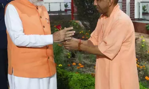 प्रधानमंत्री मोदी का भव्य स्वागत , मुख्यमंत्री योगी आदित्यनाथ ने किया अभिनंदन