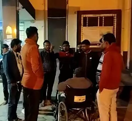 पुलिस अधिकारी ने कार से रौंदा, शिक्षक की मौत पुलिस अधिकारी ने कार से रौंदा, शिक्षक की मौत