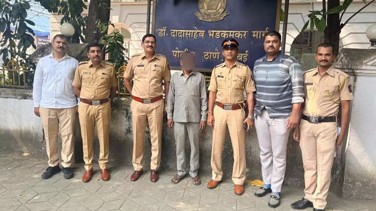 Mumbai : 30 साल से फरार 65 साल का चोरी का आरोपी पुलिस की मौजूदगी का पता चलने पर अयोध्या से भागा Mumbai : 30 साल से फरार 65 साल का चोरी का आरोपी पुलिस की मौजूदगी का पता चलने पर अयोध्या से भागा
