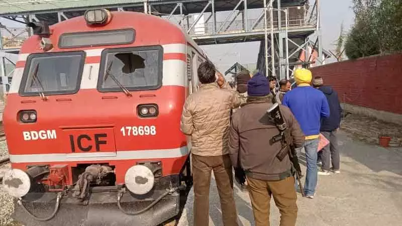 Anantnag चील से टकराई ट्रेन, पायलट घायल, यात्री सुरक्षित Anantnag चील से टकराई ट्रेन, पायलट घायल, यात्री सुरक्षित