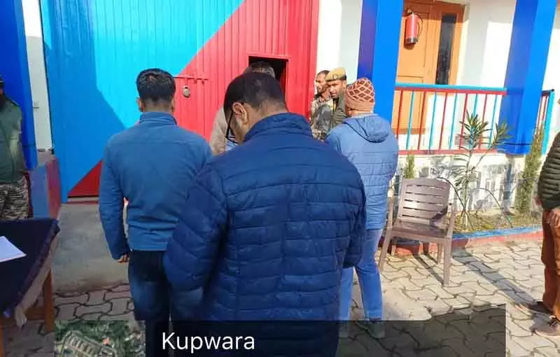 कश्मीर की जेलों में छापे मारे गए कश्मीर की जेलों में छापे मारे गए