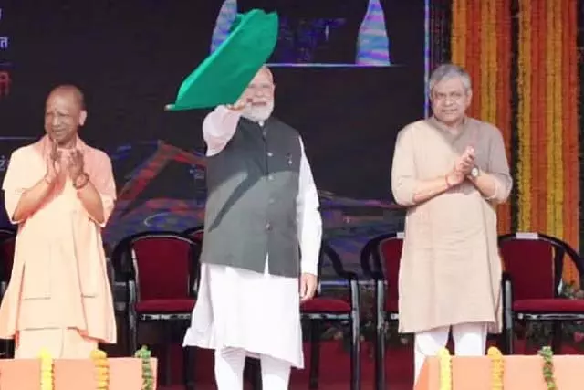 PM ने एर्नाकुलम-बैंगलोर सहित 4 वंदे भारत ट्रेनों का उद्घाटन किया PM ने एर्नाकुलम-बैंगलोर सहित 4 वंदे भारत ट्रेनों का उद्घाटन किया