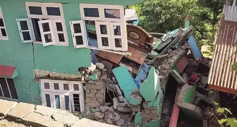 Ramban 18 महीने बाद भी पेरनोट भूमि धंसाव पीड़ितों को स्थायी पुनर्वास का इंतजार Ramban 18 महीने बाद भी पेरनोट भूमि धंसाव पीड़ितों को स्थायी पुनर्वास का इंतजार