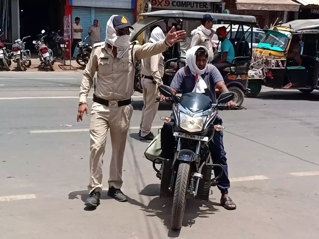 Auraiya: सात दिनों में 778 वाहन चालकों पर भारी जुर्माना Auraiya: सात दिनों में 778 वाहन चालकों पर भारी जुर्माना