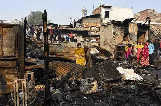 दिल्ली: रिठाला मेट्रो स्टेशन के पास भीषण आग, झुग्गियां जलीं, 1 की मौत दिल्ली: रिठाला मेट्रो स्टेशन के पास भीषण आग, झुग्गियां जलीं, 1 की मौत