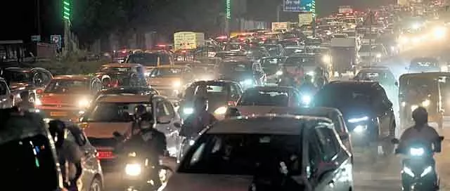 धौला कुआं में यातायात जाम जल्द खत्म, सड़क निर्माण कार्य शुरू धौला कुआं में यातायात जाम जल्द खत्म, सड़क निर्माण कार्य शुरू