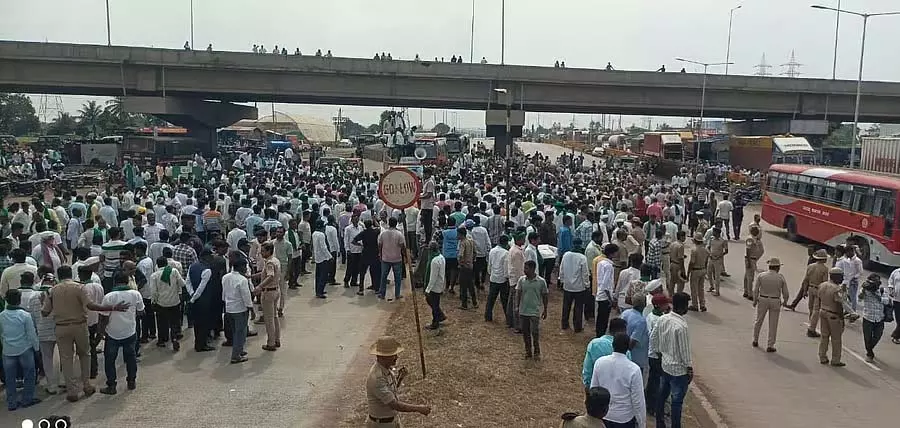 गन्ने की कीमत तय करना: किसानों का संघर्ष अराजकता में बदल गया गन्ने की कीमत तय करना: किसानों का संघर्ष अराजकता में बदल गया