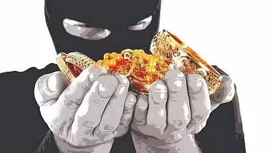 Karnataka : खिड़की में रखी चाबी का इस्तेमाल करके दरवाज़ा खोला और 120 ग्राम सोना चुरा लिया Karnataka : खिड़की में रखी चाबी का इस्तेमाल करके दरवाज़ा खोला और 120 ग्राम सोना चुरा लिया
