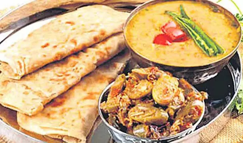Mancherial के एक लोकप्रिय होटल में परोसे गए भोजन में कीड़ा मिला Mancherial के एक लोकप्रिय होटल में परोसे गए भोजन में कीड़ा मिला