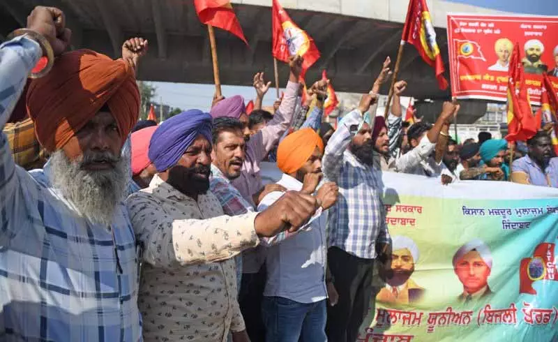 Ludhiana: संविदा पावरकॉम कर्मचारियों ने अनिश्चितकालीन हड़ताल शुरू की Ludhiana: संविदा पावरकॉम कर्मचारियों ने अनिश्चितकालीन हड़ताल शुरू की