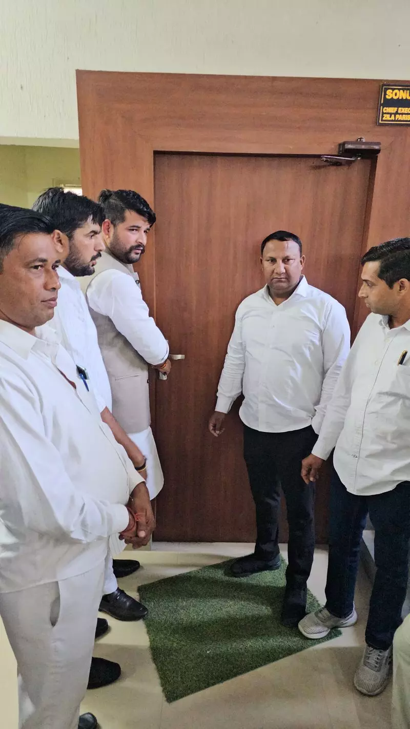 Karnal में जिला परिषद पार्षदों ने सीईओ कार्यालय पर ताला जड़ा Karnal में जिला परिषद पार्षदों ने सीईओ कार्यालय पर ताला जड़ा