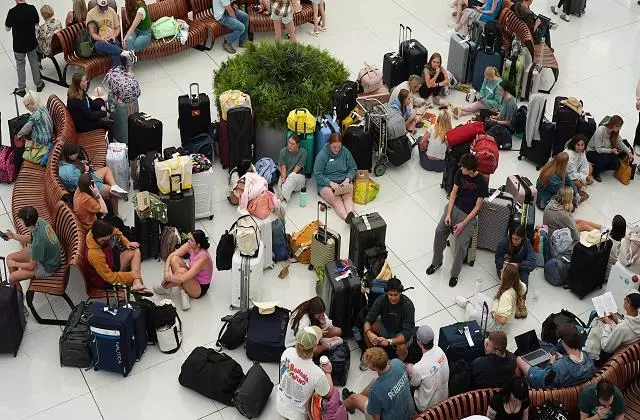 Washington: शटडाउन से अमेरिका में अफरातफरी, यात्रियों को झेलनी पड़ी भारी मुश्किलें Washington: शटडाउन से अमेरिका में अफरातफरी, यात्रियों को झेलनी पड़ी भारी मुश्किलें