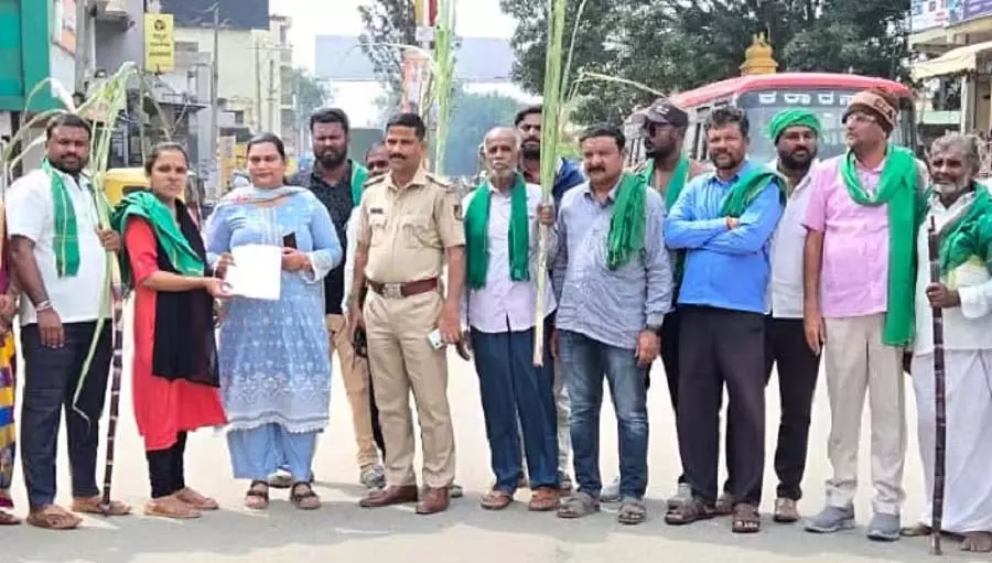 Karnataka : गन्ने की खेती करने वालों की मांगों को पूरा करें Karnataka : गन्ने की खेती करने वालों की मांगों को पूरा करें