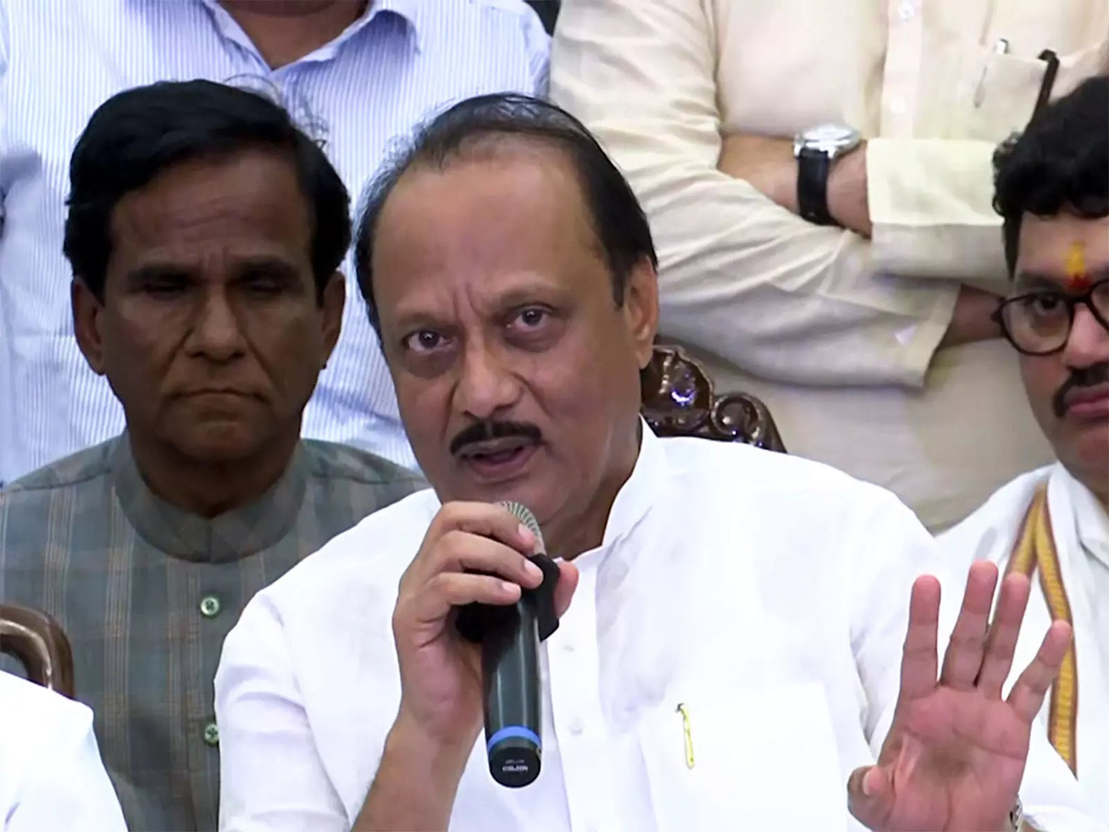 महिला आयोग प्रमुख पर टिप्पणी के बाद एनसीपी ने प्रवक्ता रूपाली पाटिल थोम्ब्रे को भेजा नोटिस महिला आयोग प्रमुख पर टिप्पणी के बाद एनसीपी ने प्रवक्ता रूपाली पाटिल थोम्ब्रे को भेजा नोटिस