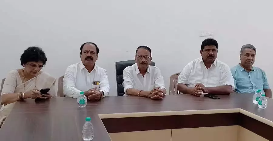 Sirsi : सरकार से अतिरिक्त बसें उपलब्ध कराने का आग्रह किया Sirsi : सरकार से अतिरिक्त बसें उपलब्ध कराने का आग्रह किया