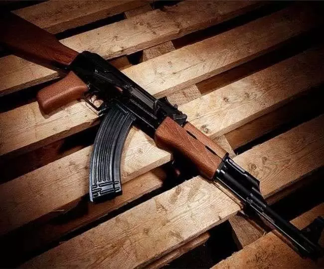 डॉक्टर के लॉकर से AK-47 राइफल बरामद, पुलिस भी हैरान डॉक्टर के लॉकर से AK-47 राइफल बरामद, पुलिस भी हैरान