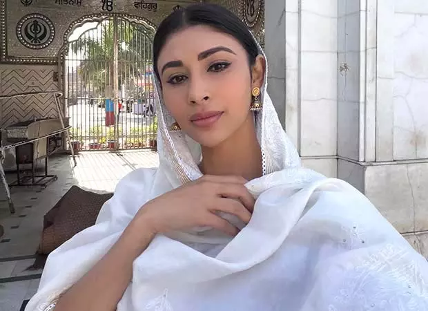 Mouni Roy ने शूटिंग के बीच स्वर्ण मंदिर में बिताए शांतिपूर्ण पल साझा किए Mouni Roy ने शूटिंग के बीच स्वर्ण मंदिर में बिताए शांतिपूर्ण पल साझा किए